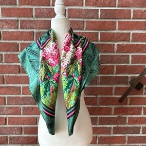•Oscar De La Renta Silk Floral Signed Scarf Vintage Made in Japan 35”x35”